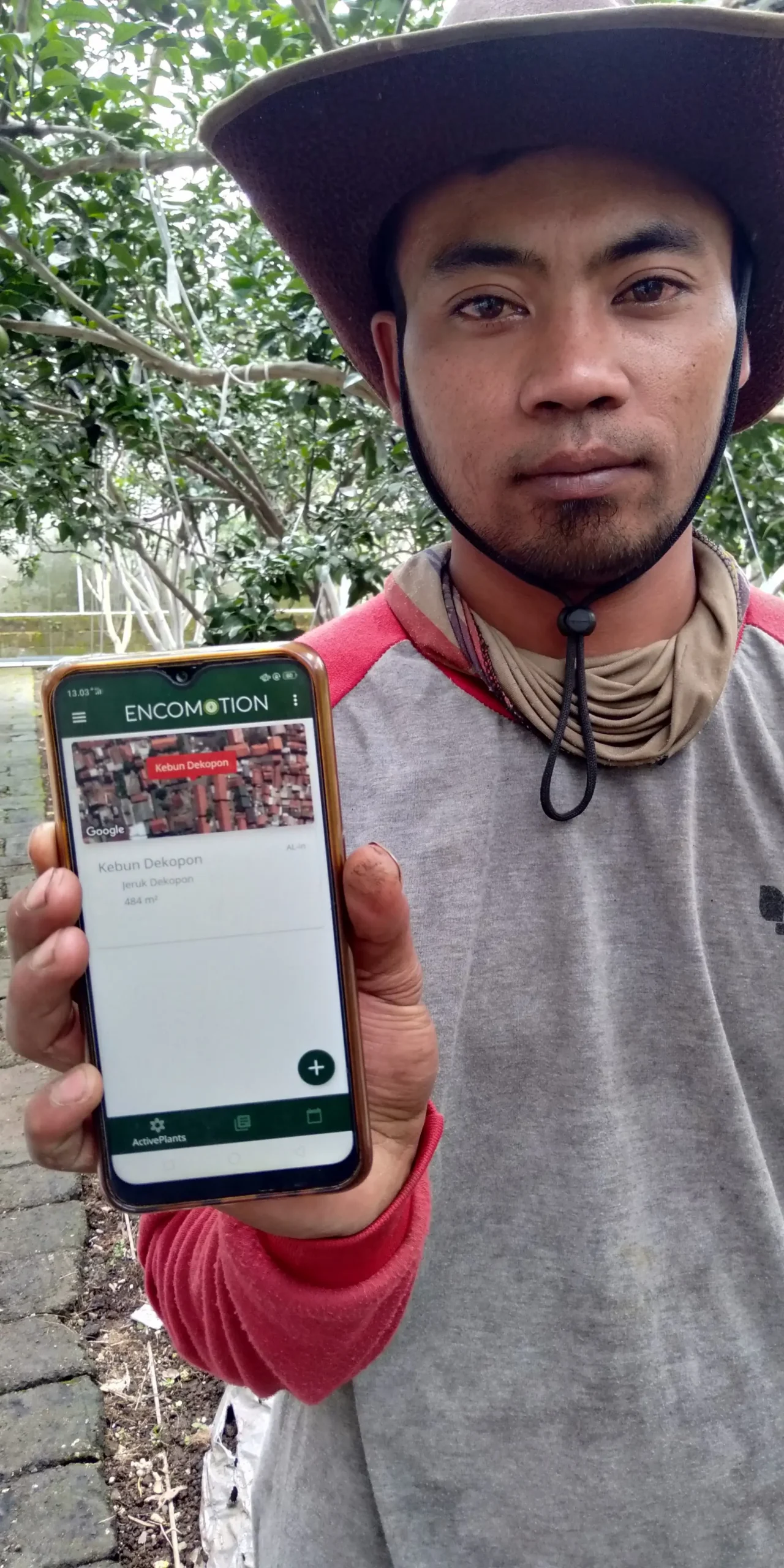 Petani Jeruk Dekopon menunjukkan aplikasi ENCOMOTION untuk memantau kondisi lingkungan tanaman dan mengatur irigasi